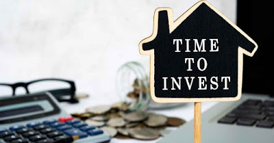 Start Investing Early Time to invest now: a visual reminder for women in their 20s to begin their investment journey for a secure financial future.